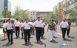 石碣鎮(zhèn)黨委書(shū)記等領(lǐng)導(dǎo)來(lái)我司參觀(guān)和指導(dǎo)工作