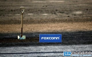 美國富士康生產Apple遭遇用人荒，用自動化機器人取代更多人工崗位。